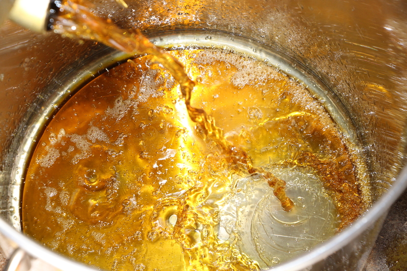 句容戴庄老油铺的蒋鹏鹏为我们压榨纯葵花籽油,花生油,豆油咯